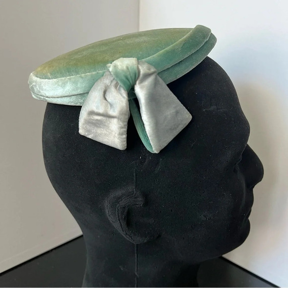Vintage 1960s Ladies' Mint Green Blue Velvet Pillbox Side Bows Close Hat - Picture 4 of 15